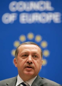 M. Erdogan au Conseil de l’Europe:  » Dire que les Turcs se sont rendus coupables d’un génocide vis-à-vis des Arméniens ne constitue pas une insulte. Si les faits sont étayés, cela constituera une vérité historique »