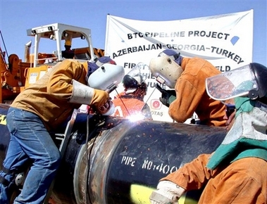 Evacuation de personnel d’une plate-forme pétrolière en mer Caspienne