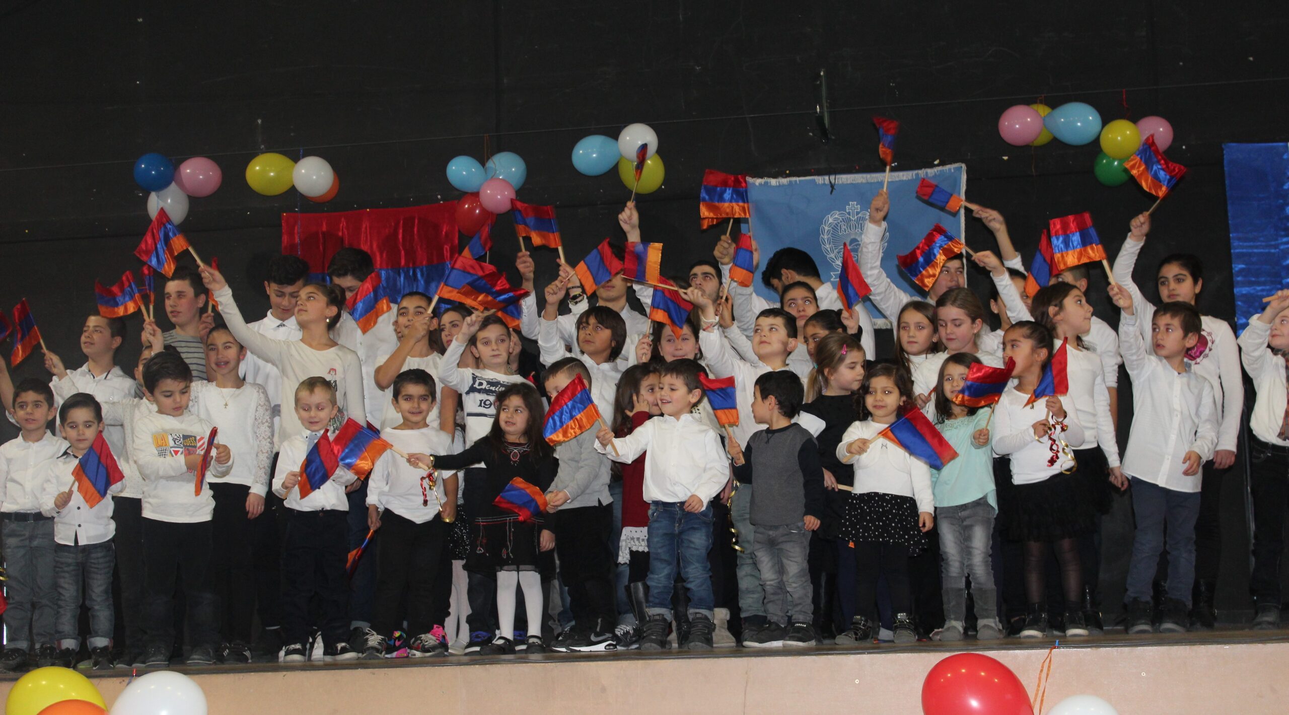 Gala de l’école de la Croix Bleue Arménienne de France section Arvita de Valence. Reportage photo: Krikor Amirzayan