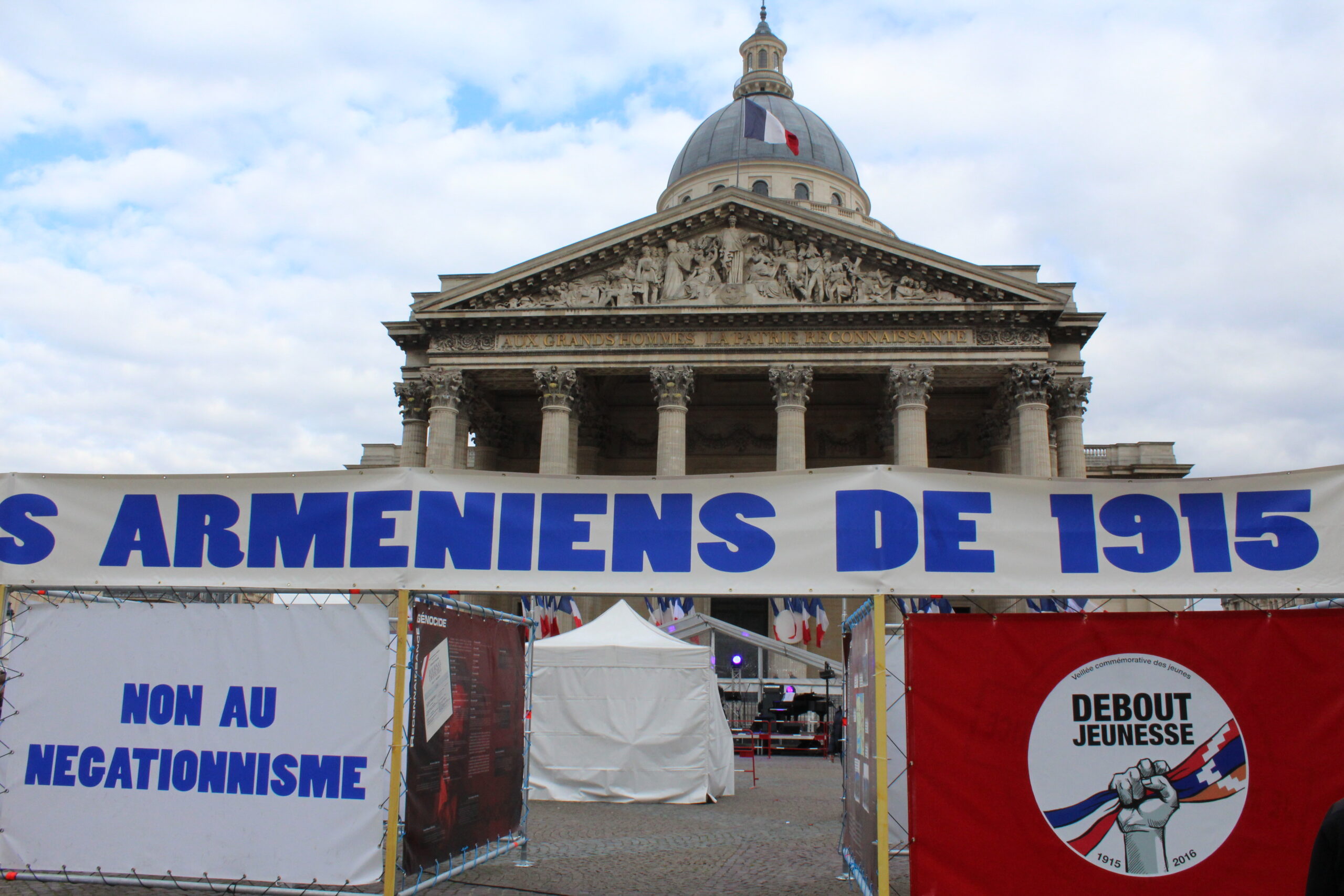 La veillée de la jeunesse arménienne devant le Panthéon