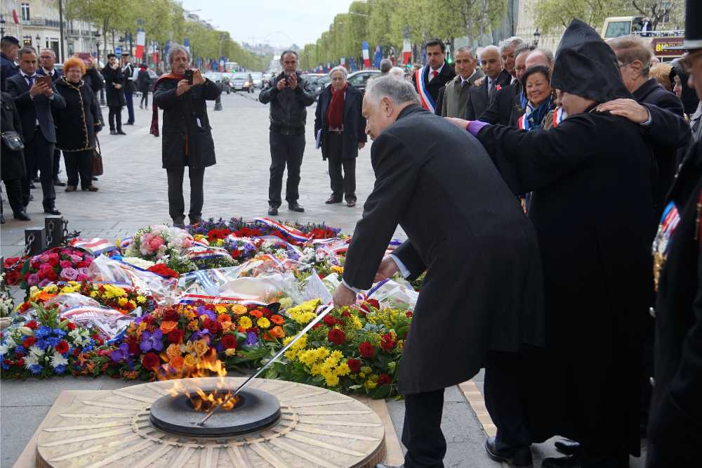 Ravivage de la Flamme du Soldat Inconnu à l’Arc de Triomphe