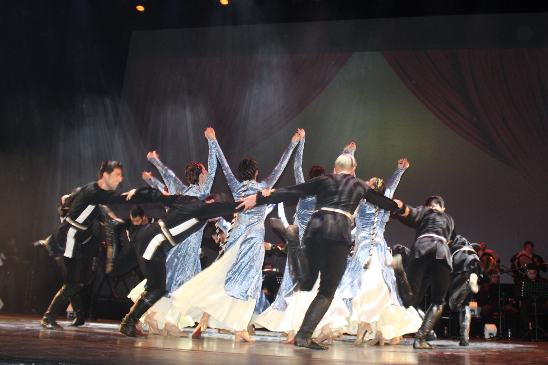 Le spectacle « Un siècle après » de la troupe de danse Araxe-Sassoun a illuminé Valence (Drôme)