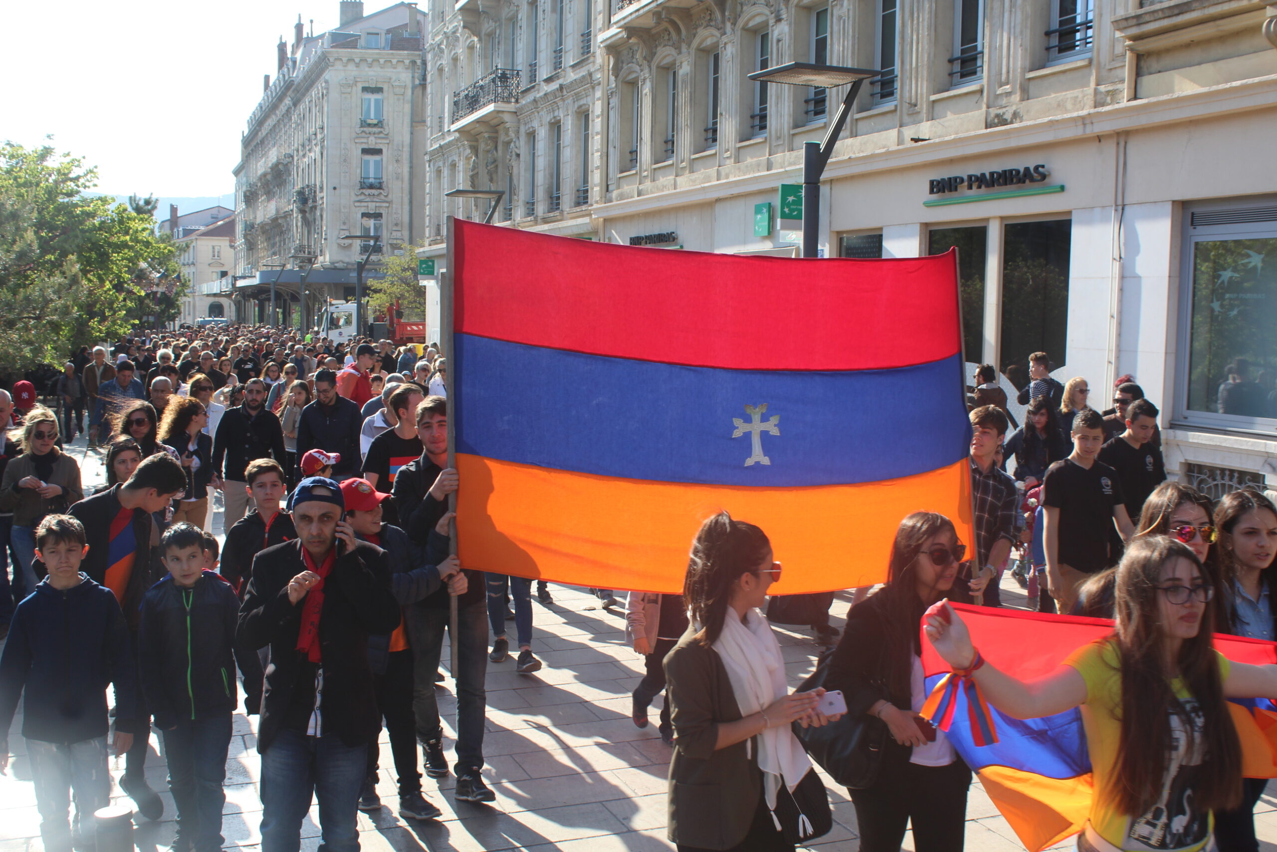 Plus de 1000 manifestants à Valence pour la commémoration du 102ème anniversaire du génocide des Arméniens