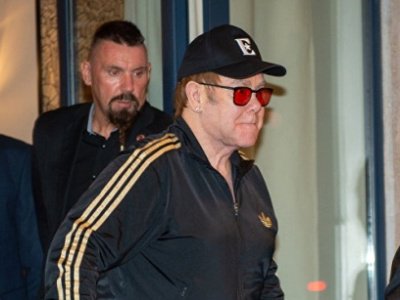 Un homme a lancé 3 ufs sur le chanteur Elton John dans un hôtel à Erévan