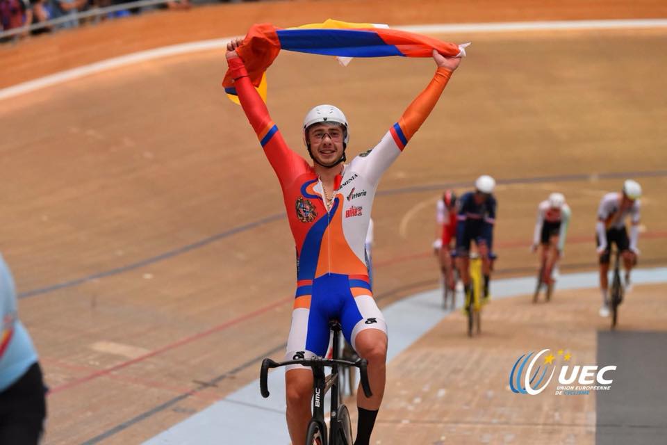 Edgar Stepanyan (Arménie) champion d’Europe (-23 ans) de cyclisme sur piste dans la course Omnium