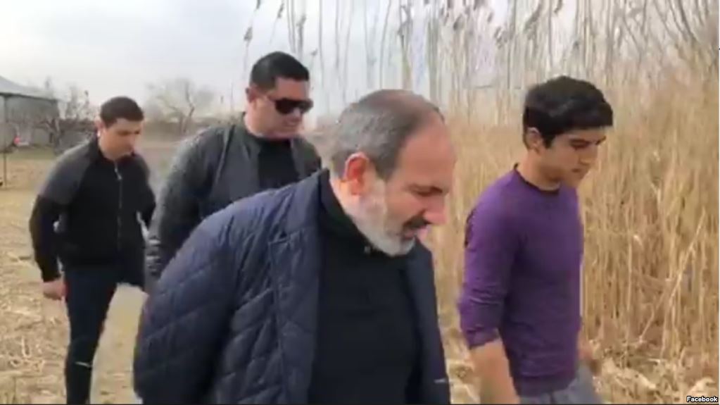 La visite surprise de Nikol Pachinian dans les villages arméniens