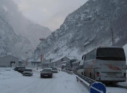 Le passage frontalier de Lars est fermé pour cause de neige abondante