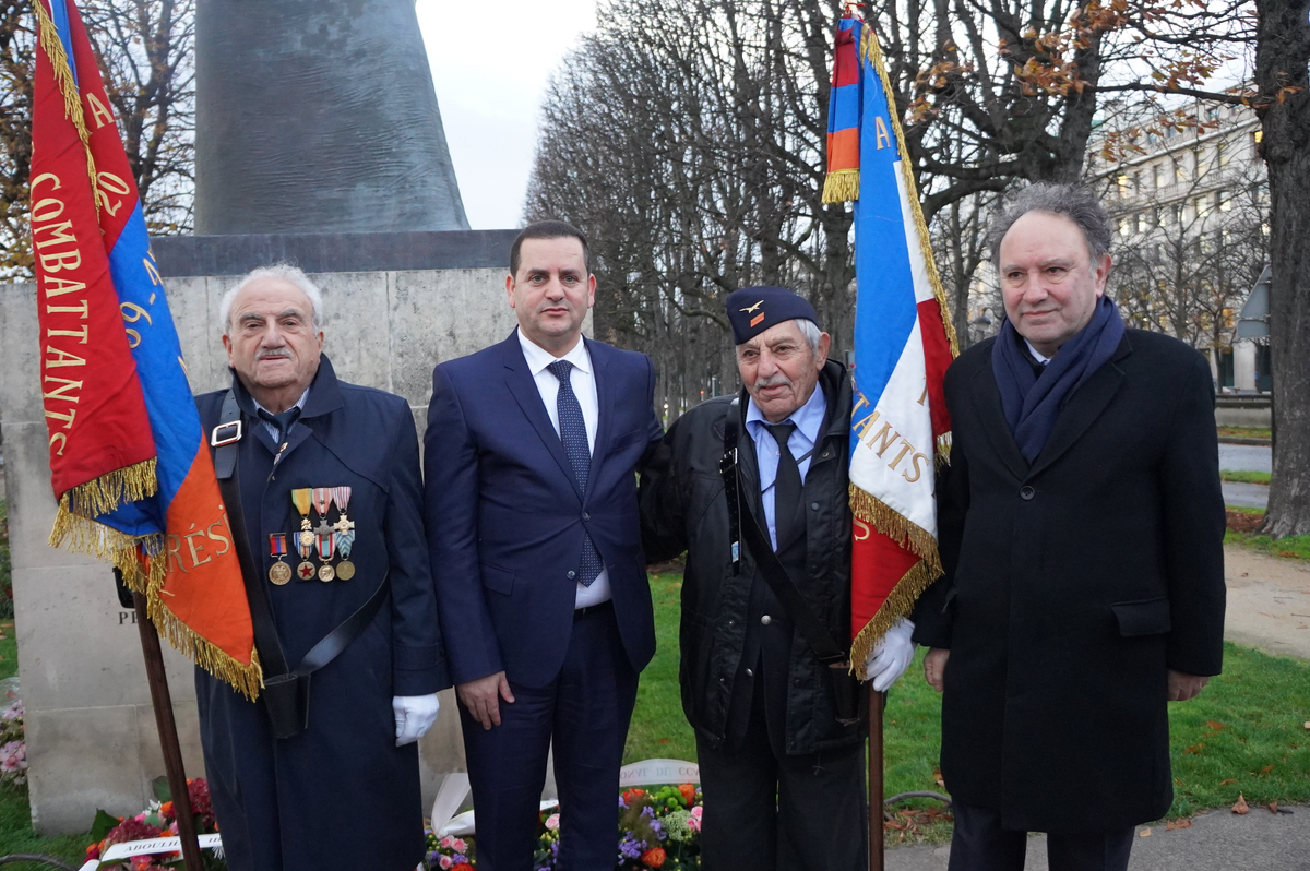 Abdelhadi Ibrahim Lahweej se recueille devant le Mémorial du Génocide des Arméniens