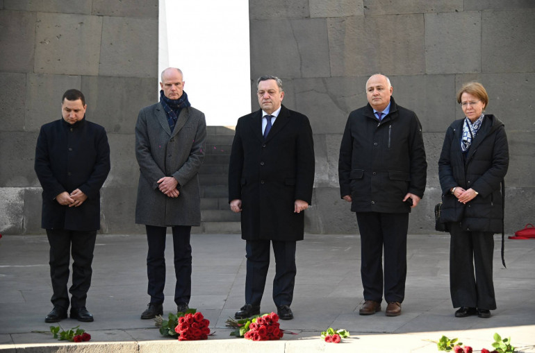 Stef Blok le chef de la diplomatie des Pays-Bas s’est rendu hier au mémorial du génocide des Arméniens à Erévan