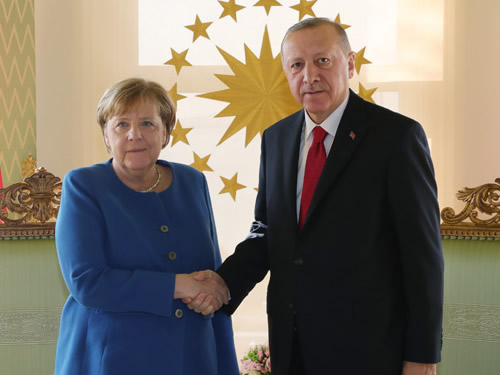 Erdogan et Merkel appellent à consolider la trêve en Libye