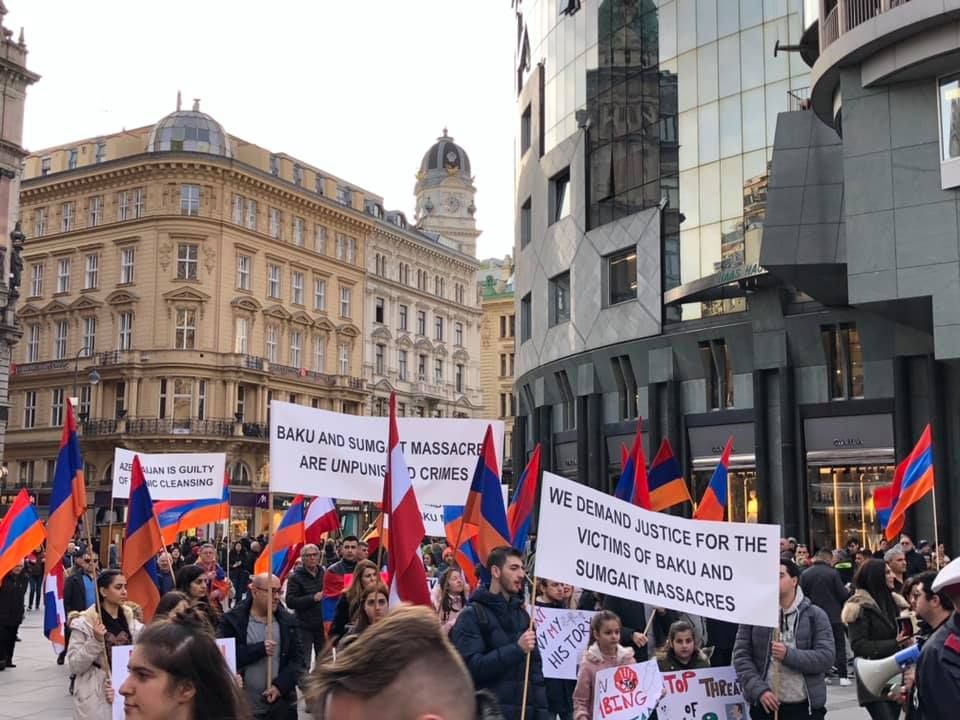 Les Arméniens ont manifesté à Vienne (Autriche) pour condamner les crimes anti-Arméniens de l’Azerbaïdjan à Soumgaït et Bakou