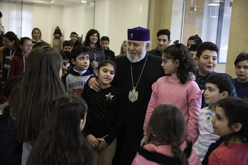 Le Catholicos Karékine II reçoit les enfants des réfugiés de Syrie en Arménie