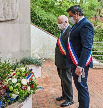 André Santini a déposé une gerbe devant le monument aux morts franco-arménien d’Issy-les-Moulineaux