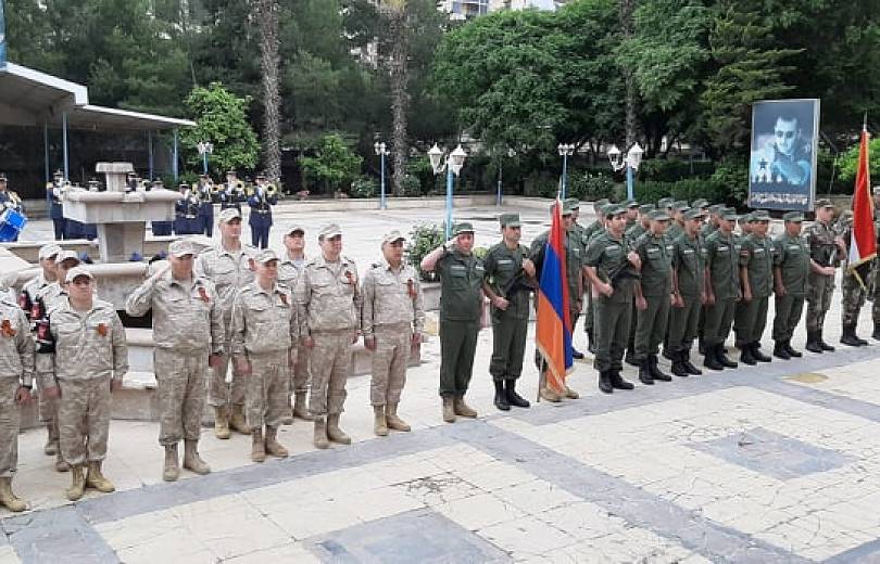 A Alep (Syrie) les membres du Consulat d’Arménie et les médecins et démineurs de l’Armée arménienne se sont recueillis pour le 75e anniversaire de la Victoire