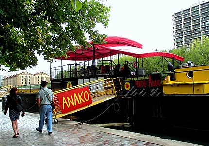 Péniche Anako : 1000 Chaises Vides pour se faire entendre !