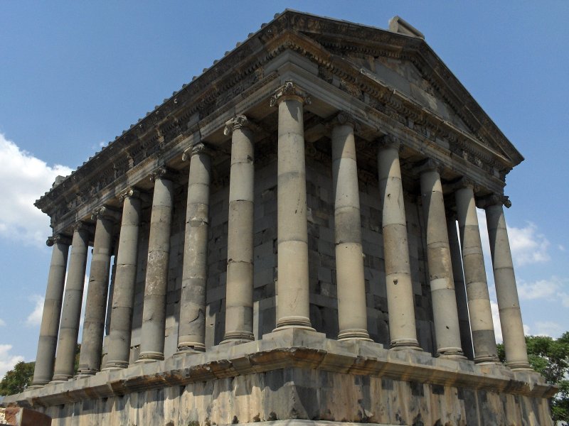 En manque de touristes étrangers, les sites de Garni, Geghard, Amberd ou Zvartnots sont visités par les citoyens arméniens