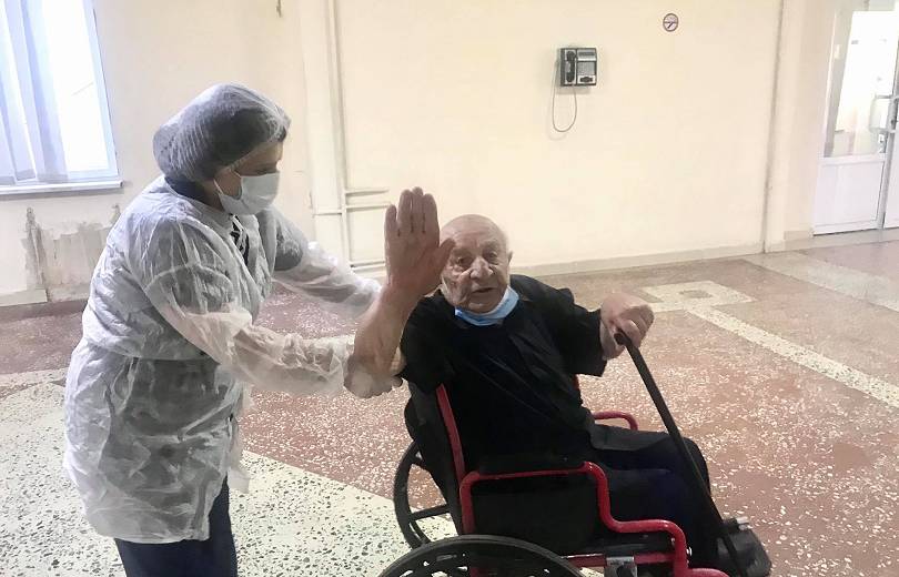 Mekhak Avetisyan (99 ans), vétéran de la Seconde guerre mondiale guéri du coronavirus a quitté l’hôpital Sourp Krikor Loussavoritch d’Erévan ce matin