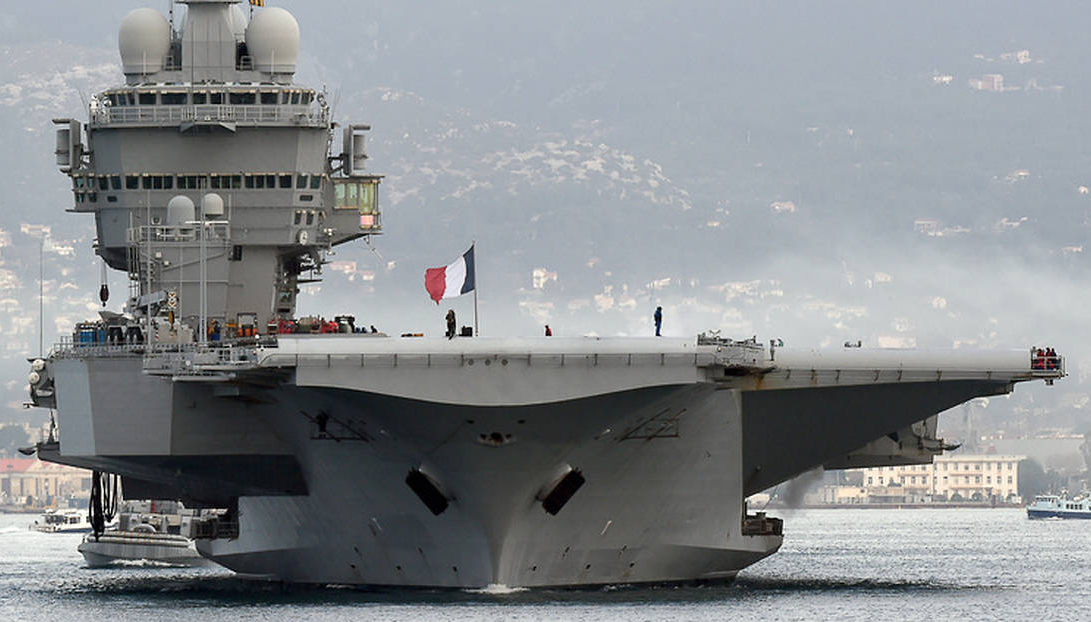 Le Porte-avion Charles de Gaulle fait route vers la Méditerranée orientale