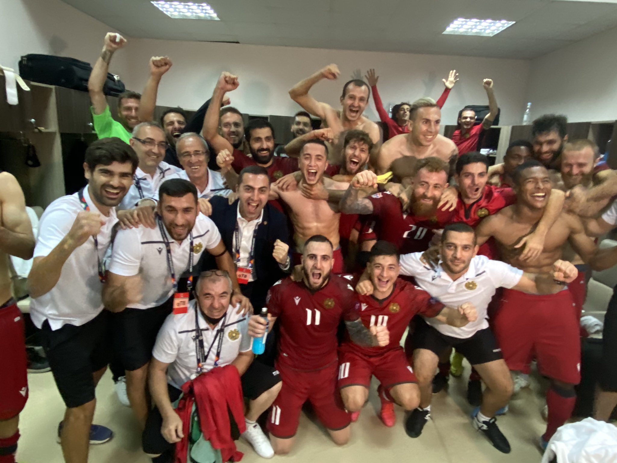 L’Arménie exulte dans les vestiaires après sa victoire sur l’Estonie, Tigran Barseghyan courut le plus lors du match