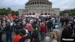 Des partis d’opposition préparent une première manifestation en commun