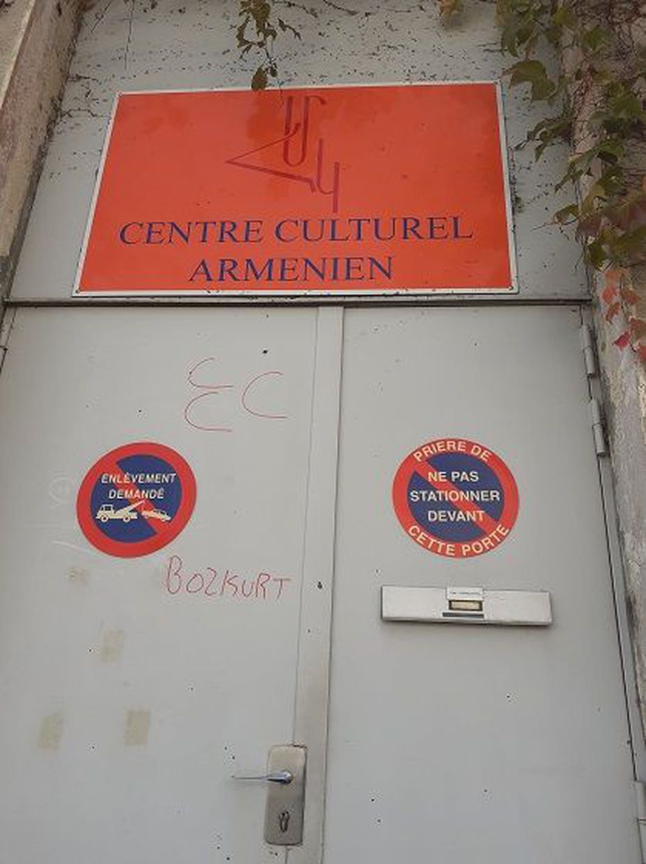 La porte du Centre culturel arménien de Vaulx-en-Velin taguée