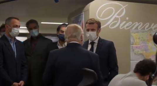 Emmanuel Macron au Centre d’appels du Phonéthon : la vidéo