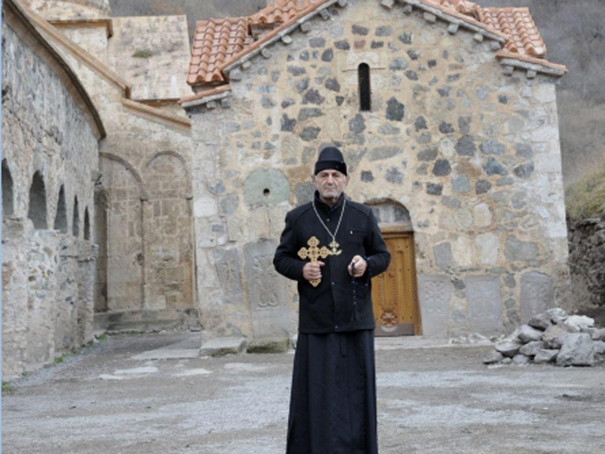 Le drapeau azerbaïdjanais flotte sur le monastère de Dadivank, où Bakou a nommé un prêtre issu de la minorité udi