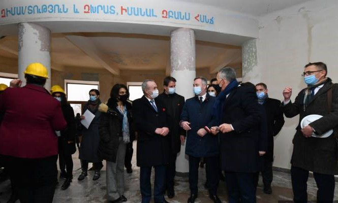 À Erevan, Jean-Baptiste Lemoyne a visité le chantier de construction du futur bâtiment du complexe éducatif français