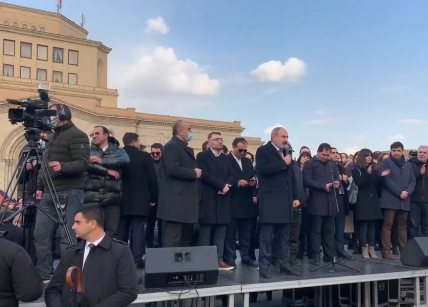 Le Premier ministre dénonce une tentative de putsch, les Arméniens dans la rue