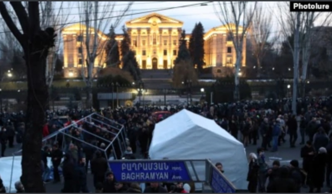 Les partisans de l’opposition campent devant le Parlement