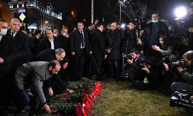 Nikol Pachinian a déposé des fleurs près de la statue d’Alexandre Miasnikyan à Erévan à la mémoire des 10 victimes du 1er mars 2008