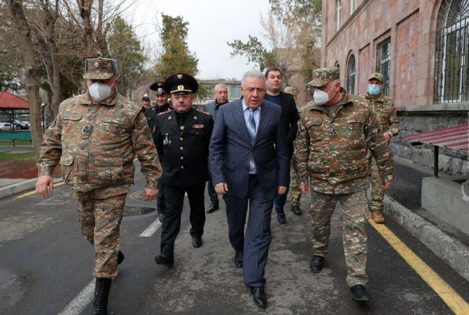 Vagharchak Harutyunyan, le ministre arménien de la Défense se rend à l’hôpital militaire au cgevet des soldats blessés lors de la guerre en Artsakh