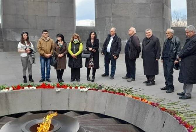 Des membres du Mouvement Populaire d’Arménie ont rendu hommage à Tsisernakaberd au 200e anniversaire de la lutte de libération de la Grèce