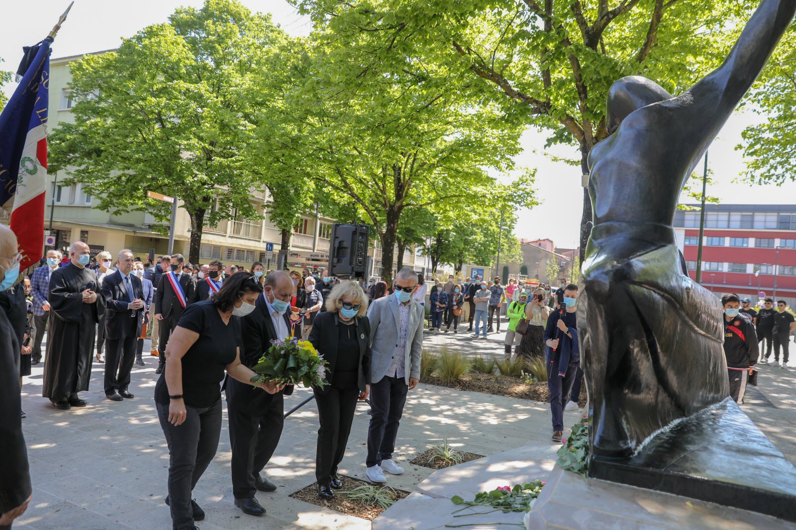 Le dépôt de gerbe à Valence du C24 organisateur de la commémoration du génocide