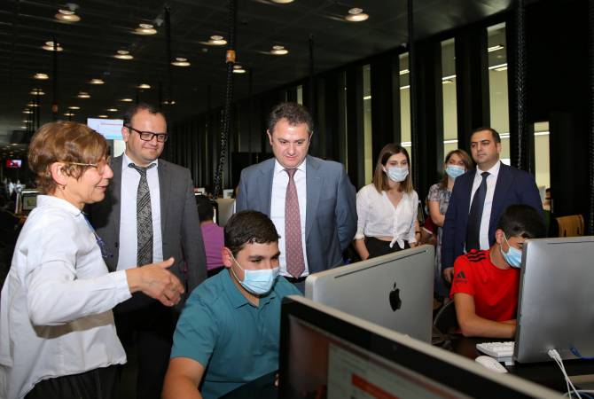 Hayk Chobanyan le Ministre arménien des hautes technologies par intérim en visite au centre Tumo des technologies créatives à Erévan