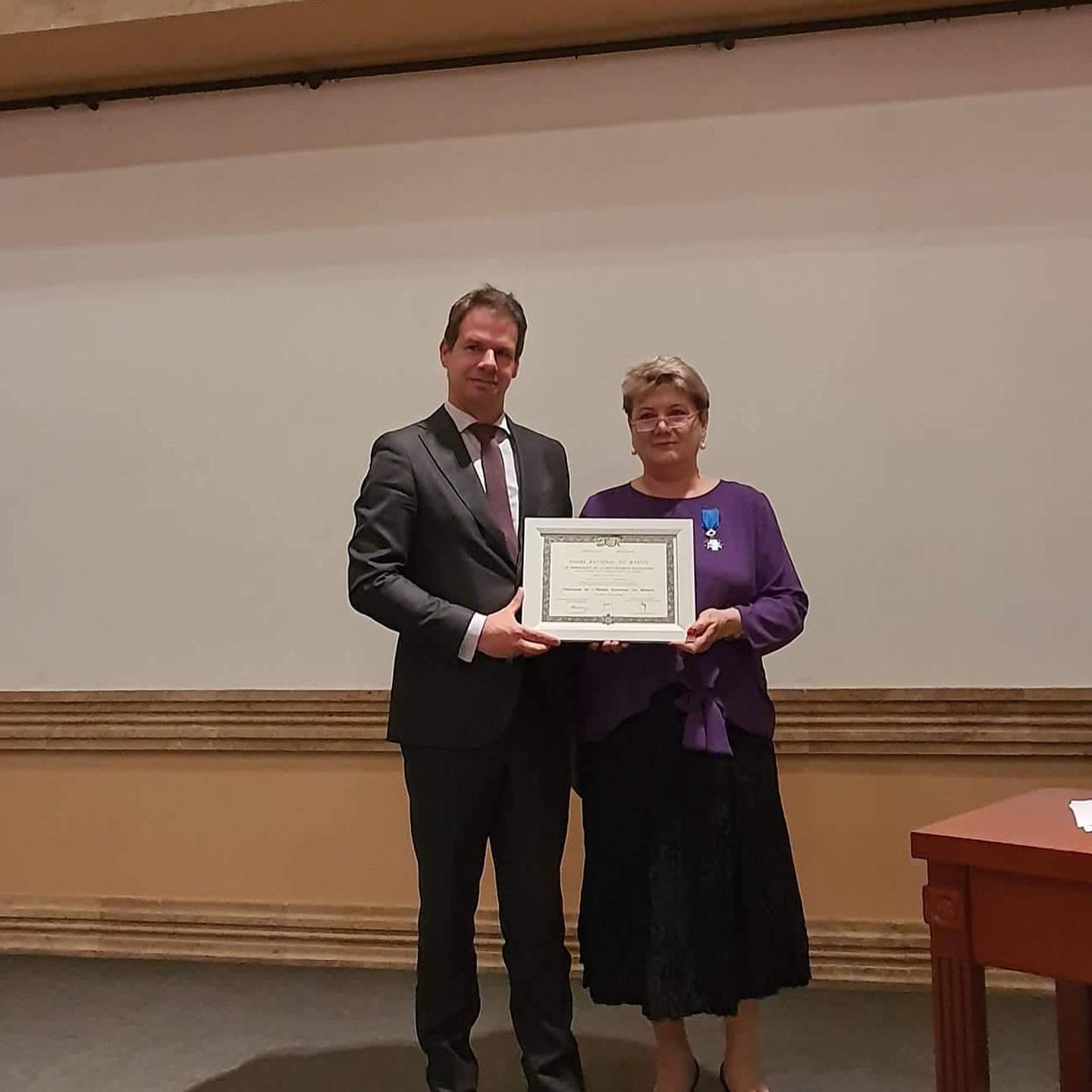 Suzanne Gharamian, la directrice de l’Alliance Française et de l’Association des professeurs de français en Arménie, reçoit l’insigne de chevalier de l’ordre national du Mérite