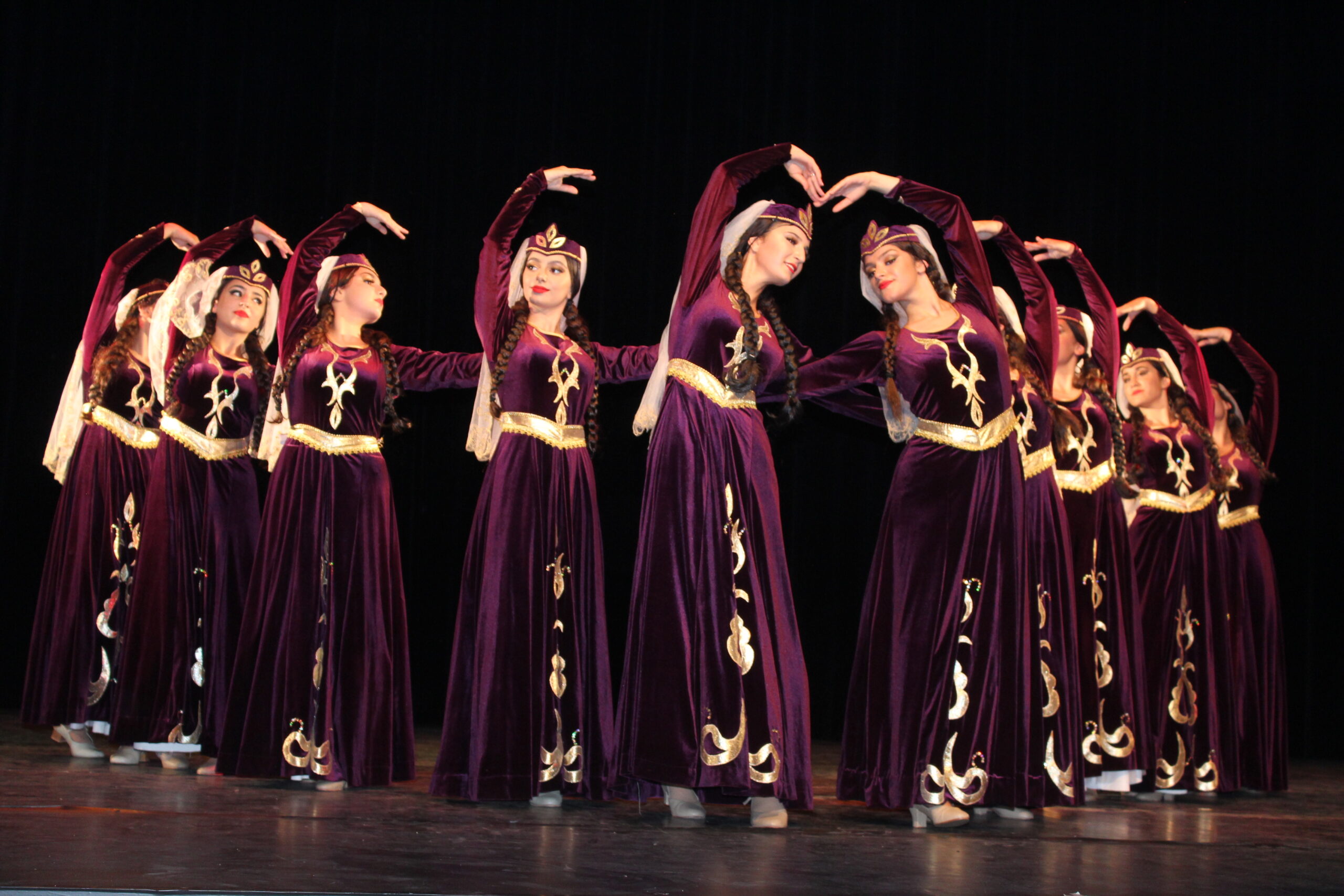 Spectacle éblouissant pour le 9ème gala de l’Académie de musique et de danses de l’association France-Achtarak-Arménie