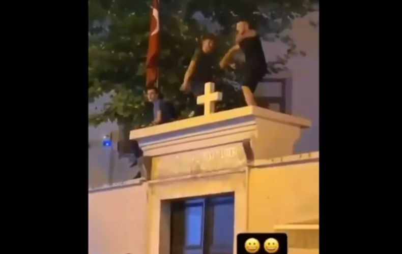 Arrestation à Istanbul de trois Turcs qui ont vandalisé l’église arménienne Sourp Takavor de Kadikoy en dansant sur sa croix