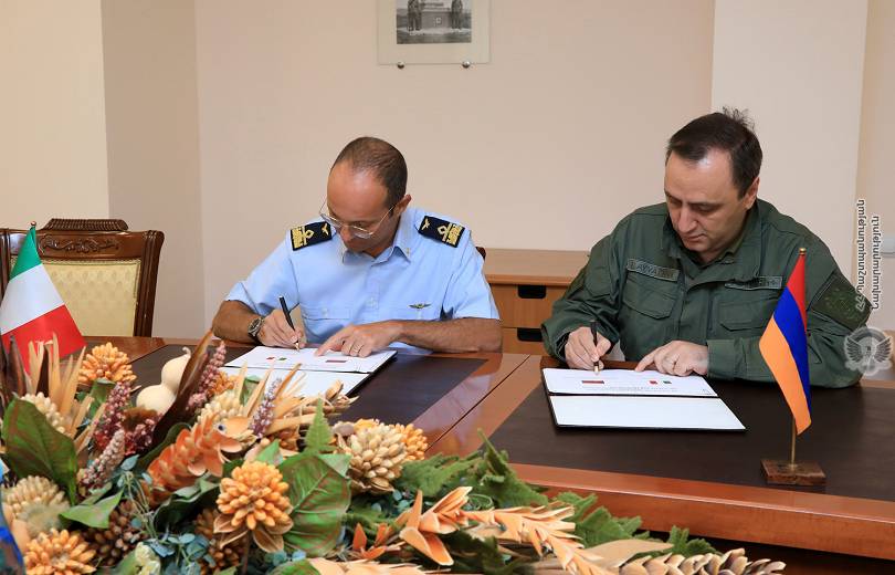 Accords militaires entre l’Arménie et l’Italie au ministère arménien de la Défense