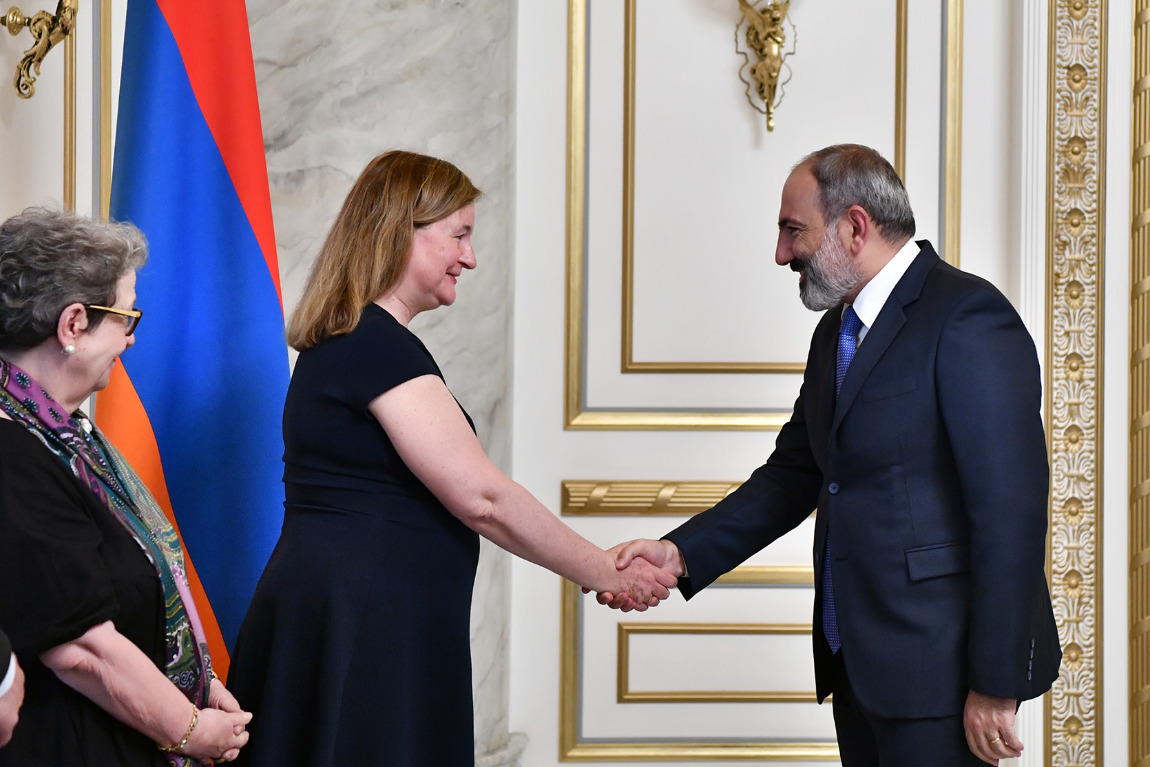 Je continuerai à être une amie de l’Arménie et des Arméniens au Parlement européen : Natalie Loiseau à Nikol Pashinyan