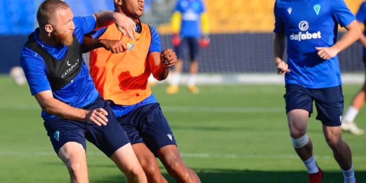 Varazdat Haroyan a participé à la victoire de Cadix en match amical contre Linense (2-0)