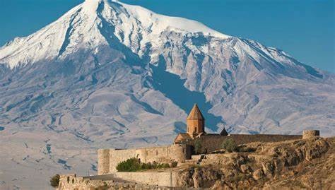 Les neiges éternelles du sommet du mont Ararat la montagne biblique des Arméniens commencent à fondre