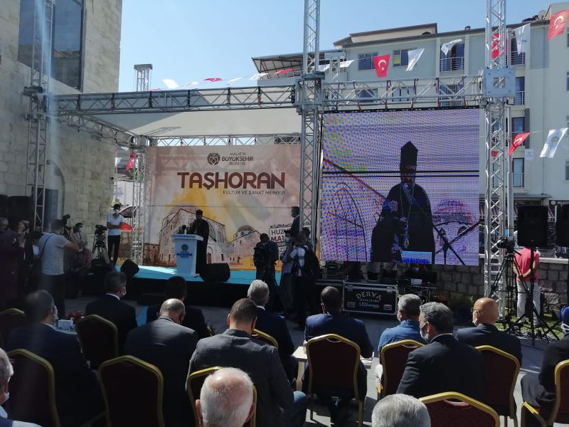 L’église arménienne Sainte-Trinité a été inaugurée ce matin avec drapeaux turcs et portraits d’Atatürk…mais aucune inscription sur son origine arménienne…