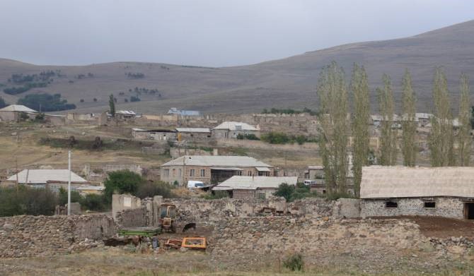 Les Azéris ont tiré hier soir sur le village frontalier arménien de Kout dans la région de Gegharkounik endommageant les toits des maisons