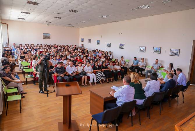 Le ministre d’Etat de l’Artsakh, Artak Beglaryan a rencontré les responsables de l’éducation de Stepanakert