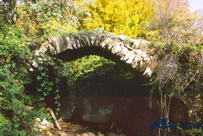 L’Azerbaïdjan a détruit le très ancien pont Makoun du village de Medz Tagher en Artsakh occupée