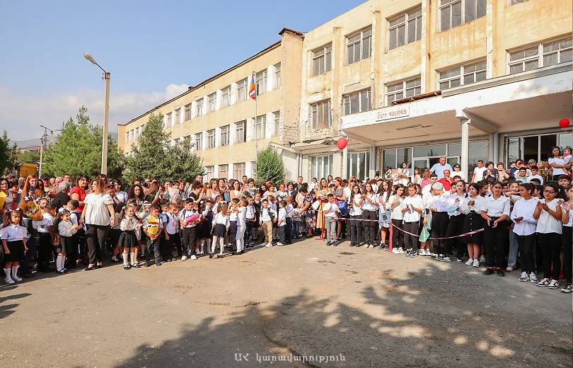 L’école numéro 10 de Stepanakert bombardée lors de la guerre de l’Artsakh a ouvert ses portes devant les élèves qui fêtaient la rentrée