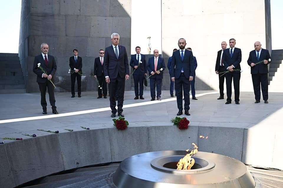 Le chef de la diplomatie de Slovaquie s’est recueilli au mémorial du génocide arménien à Tsitsernakaberd à Erévan