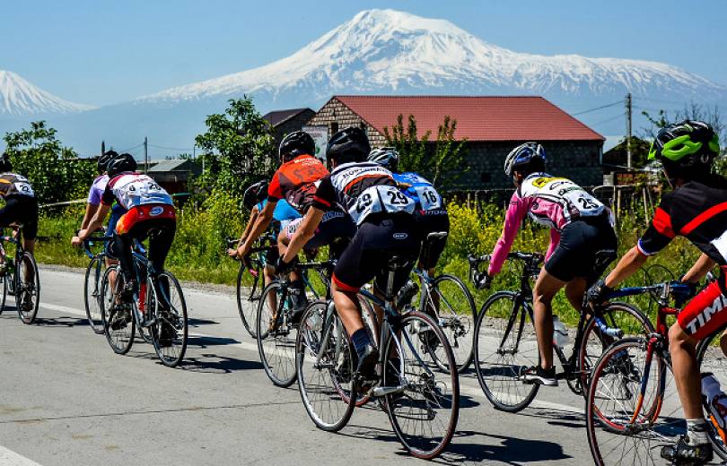 Nikol Pachinian récompense les gagnants de la course cycliste de la « Coupe du Premier ministre d’Arménie »