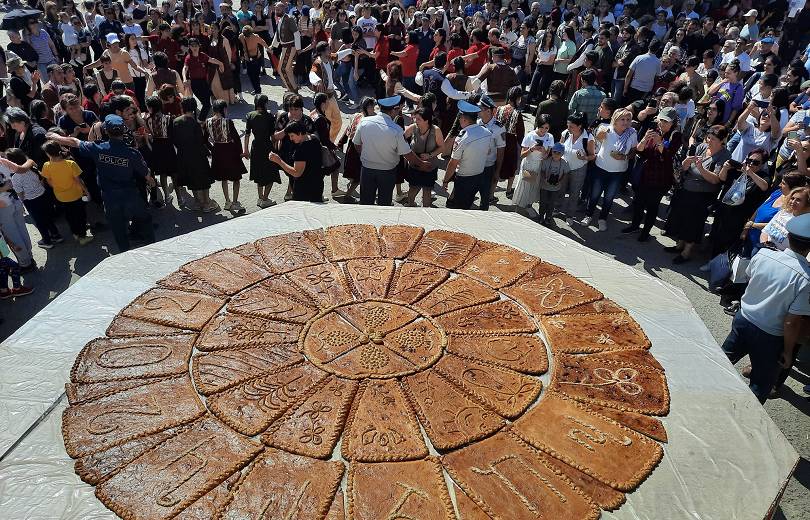 Au village de Khatchik près d’Aréni lors du Festival du gata, le plus grand gata du monde fut réalisé et partagé avec le public